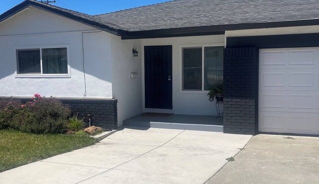 Spacious 4-bedroom building with AC in amazing Pittsburg