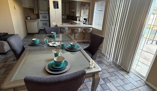 Spacious 4-bedroom pool house in fabulous Lancaster with AC