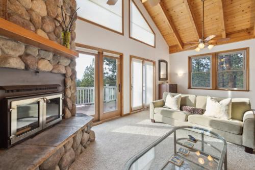 Spacious 4 Bedroom Retreat Near Lake Tahoe- Comfort and Views