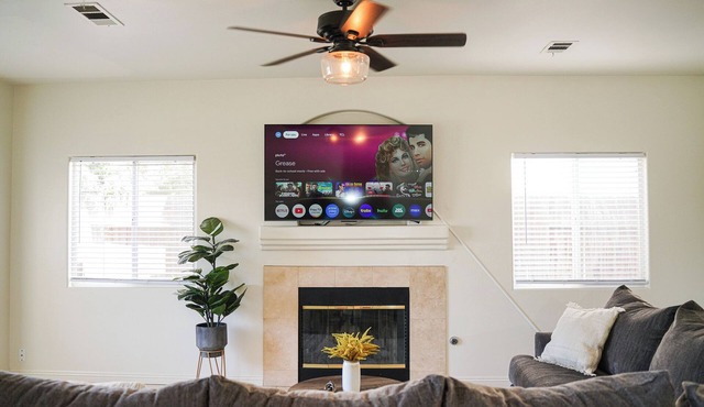Spacious 4-bedroom house/comfy beds in Bakersfield