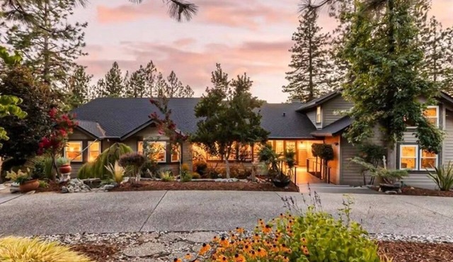 Spacious 6-bedroom house in Grass Valley, great for multi-family gathering