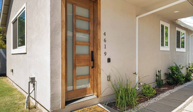 Spacious and private 1-bedroom guesthouse, located near UC Davis Health