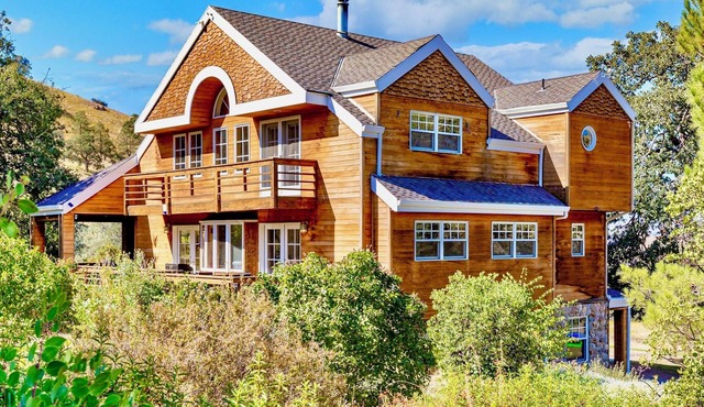 Spacious Family Cabin w/Hot Tub & Mountain Views