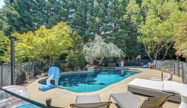 Spacious Home w/Private Pool, Mins to Folsom Lake