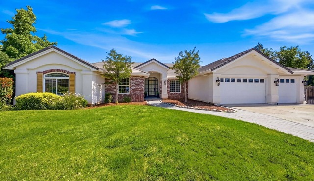 Spacious home with a pool, views, sleeps 16, minutes from lake!