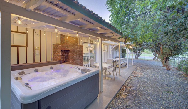 Spacious Hot Tub House w Cal King Beds!