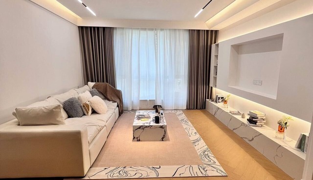 Spacious master bedroom equipped with a private walk-in closet near Yuyuan