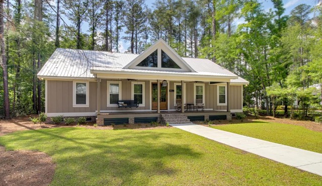 Spacious Midway Cottage w/Porches, Near Hunting! in Midway