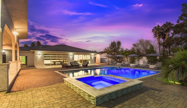 Spacious Modern Villa in fantastic Las Vegas with SAUNA+fire pit+pool+spa