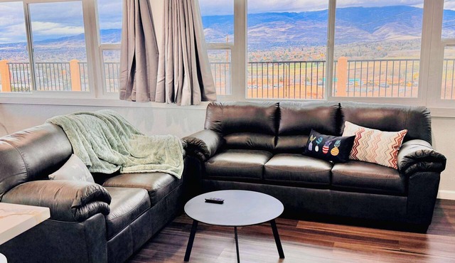 Spacious Reno Home: 4 Bedrooms, Garage & 2 Kitchen