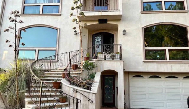 Spacious studio in luxe Brentwood West LA neighborhood
