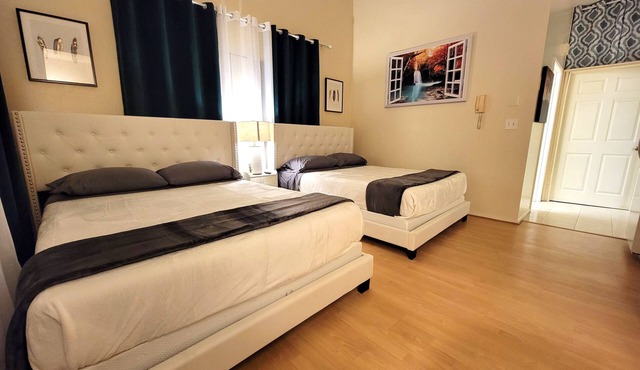 Spacious studio near Beverlywood. 5 minutes to Rodeo Drive!