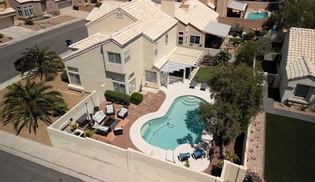SPLASH into FUN! PRIVATE Yard,Htd POOL FIre Pit, BBQ, PET OK 10 Min to Strip
