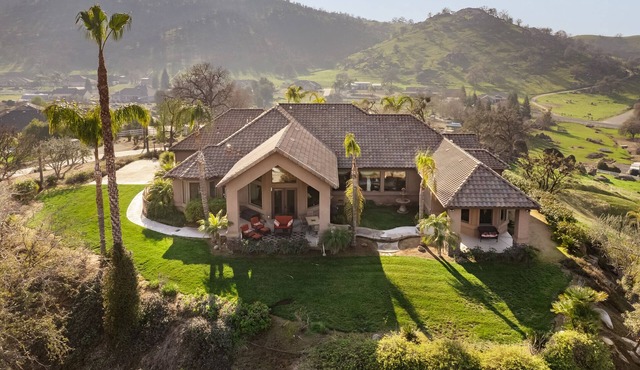 Springville's The View Luxury Hilltop Home!