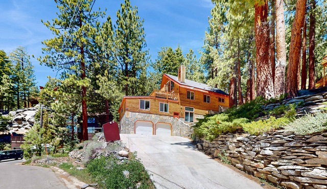 Stateline Chalet - 5BR, Panoramic Mountain Views, Dipping Pool & Dry Sauna