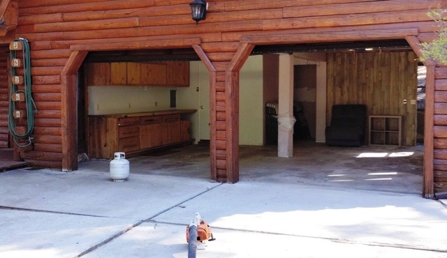 Stay in this unique Mountain Retreat "Cougar Lodge", nestled in the shadow of color-soaked San Jacinto mountains. Our cabin is just a short drive to town center. Spacious 5-bedroom log cabin with two living rooms and a huge game area with Pool Table,