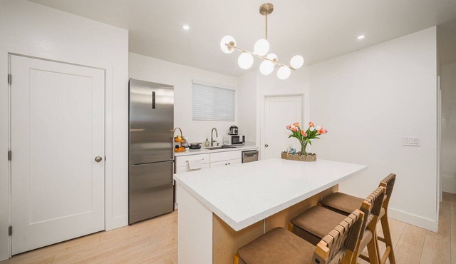 Stocked Suite Near Midtown Yard + Private Entrance