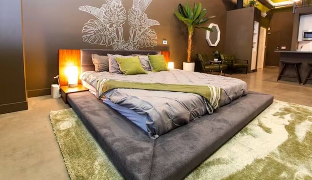 Studio Loft in Heart of OC w/75" 4K TV, Gym, AC