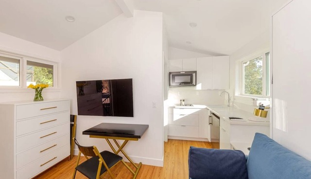 Stunning Silver Lake Studio