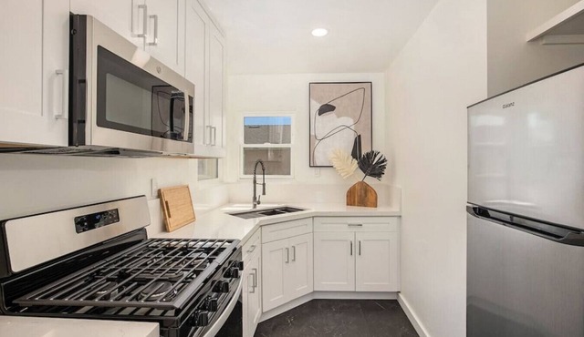 Stylish 1Br Retreat w/Garage AC Close 2 Everything
