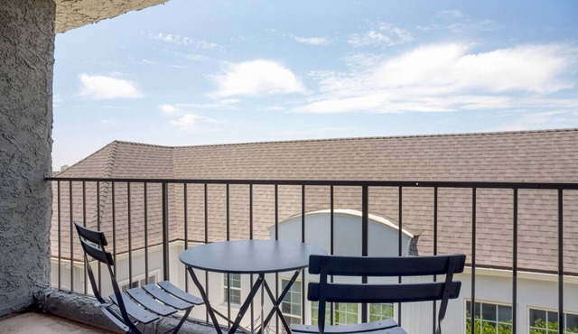 Stylish Beverly Hills 1BR w/Courtyard, nr Attractions, by Blueground