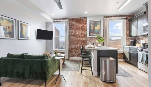 Stylish Downtown Studio Loft Above Tap Yard