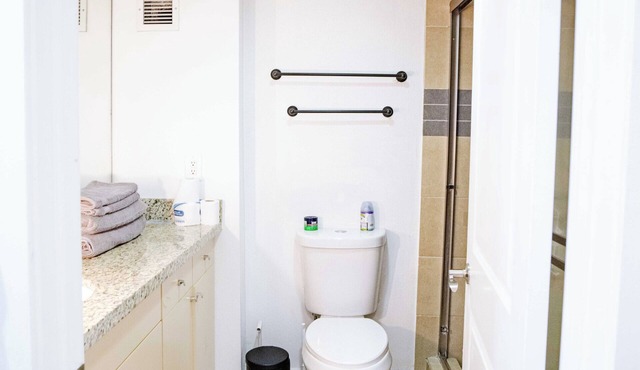 Stylish King Suite Bay View Near Downtown SD