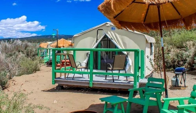 Stylish Lakeside Glamping Cabin with Eastern Sierra Mountain Views near Bridgeport, California