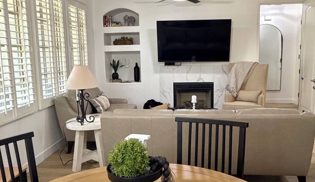 Summer hide-a-way! Renovated 3bd/bath, poolside villa!