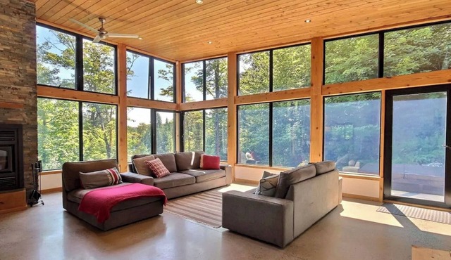 Sun-drenched modern gem overlooking low-key beavers pond in Wentworth-Nord