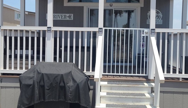 Sunflower @ the Oasis – Ehrenberg, AZ. Pet-friendly. Low-ceiling loft area.