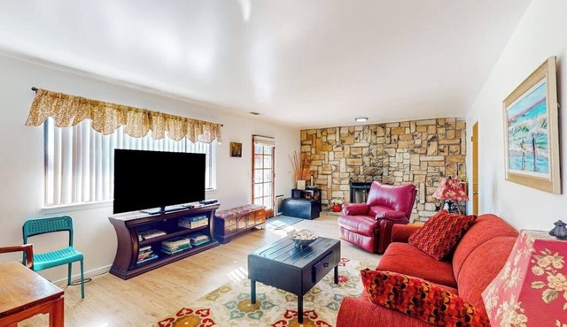Sunny home near downtown with patio, fireplace, grill, washer/dryer, & Roku