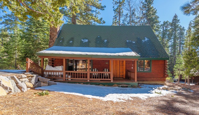 Tahoe Timber Retreat - Rustic Charm & great location