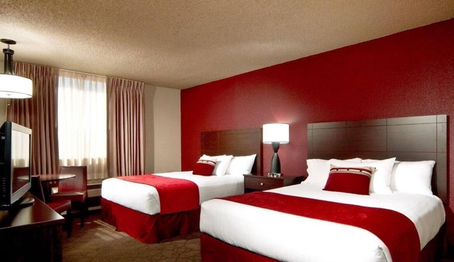 Take Friends And Family On A Nevada Adventure! 4 Modern Units, Onsite Dining!