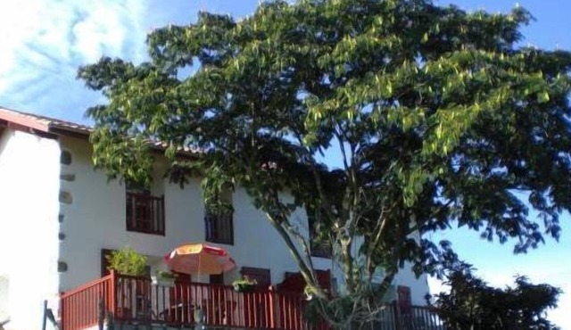 Terraced house between sea and mountain in Ustaritz