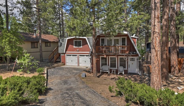 The Barn by Destination Big Bear : Pet Friendly! Foosball! Cable & WiFi! Fenced Backyard! Propane BBQ! Wood Burning Fireplace! Hot Tub!