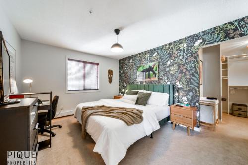 The Breakfast Club Suite - KingBed& AC - Patio - UG Park in Edmonton