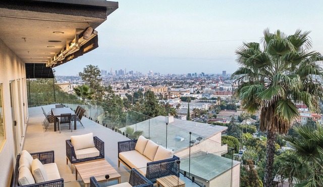 The Hollywood Hills Luxury Nest with Views, Pool and Spa.