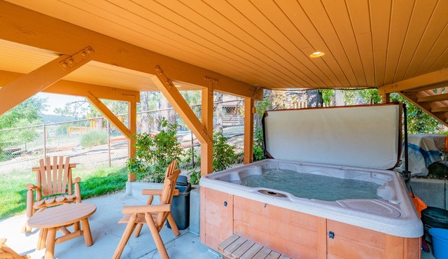 The Lake House - 3BR/ 2.5BA/ WiFi/Lakefront/Pool Table/Hot tub/Fenced Yard