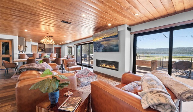 The Lazy Bear - Fawnskin Modern | Lake Views, Deck, BBQ