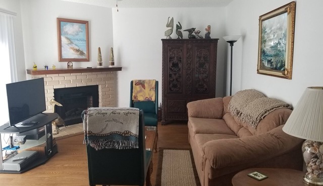 The Pelican House, home away from home, will consider pets, 1.5 mi. to beach!