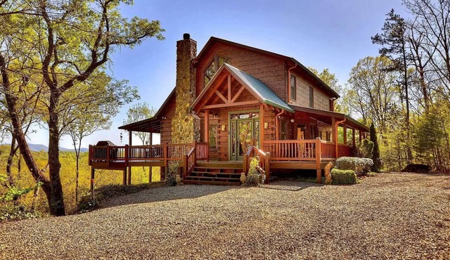 Three Spring Lodge - 180° Mountain Views · Hot Tub · 3 King Suites · Sleeps 8 in Morganton