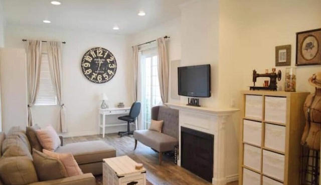 Toluca Lake gem next to Studios! Work, play, & relax within walking distance!
