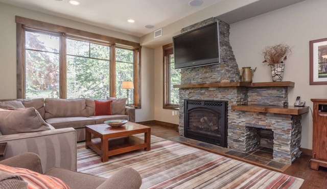 Townhome with Private Hot Tub, Mtn Views! Close to Slopes!