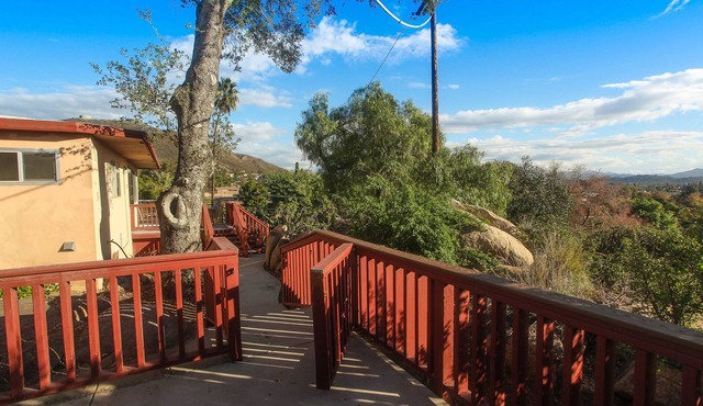 Tranquil Hilltop 3BR retreat that fits 6+