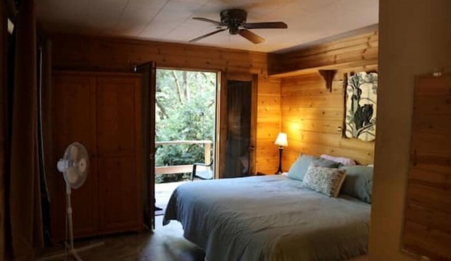 "Twin Trees" Cabin River Access In Redwoods WiFi in Garberville