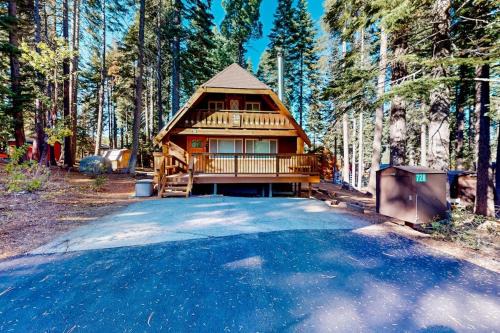 Two-story cabin with a wood fireplace washer&dryer & decks