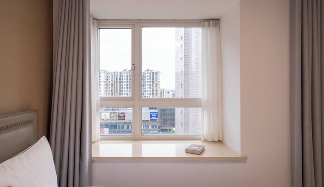 Tyms Changning 3BR Modern Apt near Weining Rd