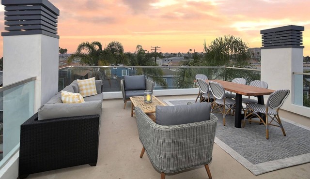 Ultimate Getaway: Oceanview 6BD/6BA Sleeps 16 4 Parking 2 Rooftop Decks!