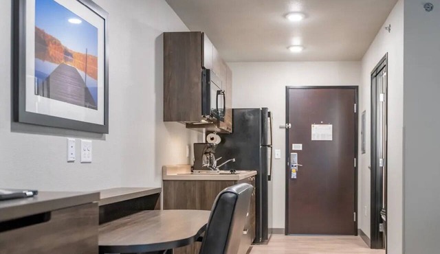 Unwind in Suite w/Kitchen Near Hidden Falls Park & Amargosa Trailhead